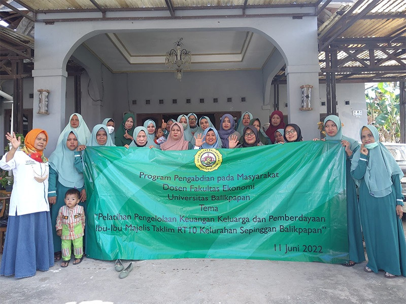 Program Pengabdian pada Masyarakat Dosen Fakultas Ekonomi Universitas Balikpapan Tema "Pelatihan Pengelolaan Keuangan Keluarga dan Pemberdayaan Ibu-Ibu Majelis Taklim RT 10 Kelurahan Sepinggan Balikpapan"